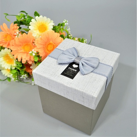 Коробка квадратная с бантом 10х10х12см картон бело-серый (1шт)