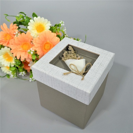 Коробка квадратная с букетом 10х10х12см картон бело-серый (1шт)