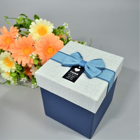 Коробка квадратная с бантом 10х10х12см картон бело-синий (1шт)